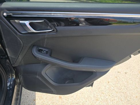 Used 2020 Porsche Macan AWD/4WD image 19