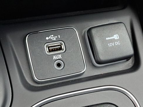 Used 2021 Jeep Cherokee Latitude Plus AWD/4WD image 25