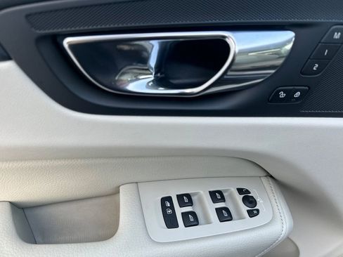 Used 2020 Volvo XC60 T5 Momentum w/ Protection Package Premier image 11