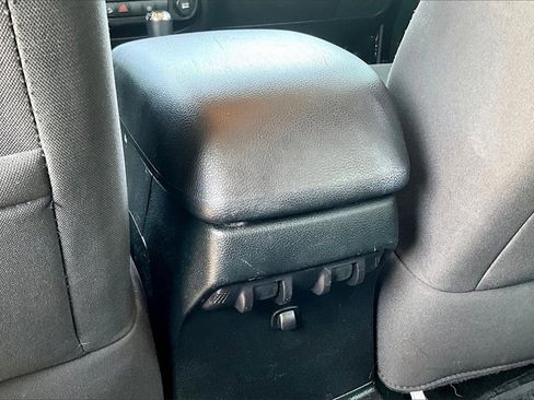 Used 2018 Jeep Wrangler Unlimited Sahara image 10