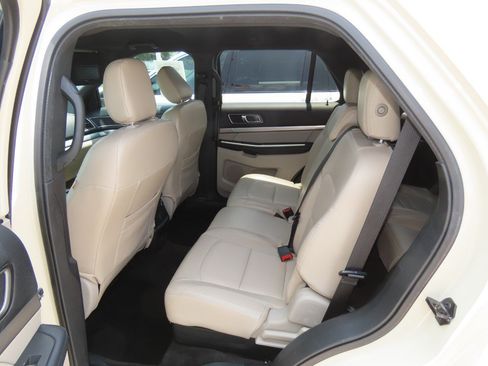 Used 2018 Ford Explorer XLT FWD image 15