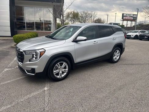 Used 2022 GMC Terrain SLE image 2