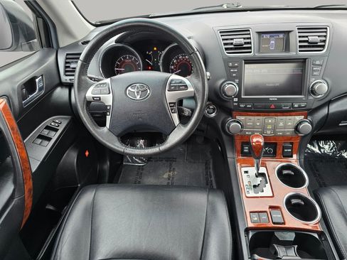 Used 2011 Toyota Highlander Limited w/ Tow Pkg AWD/4WD image 3