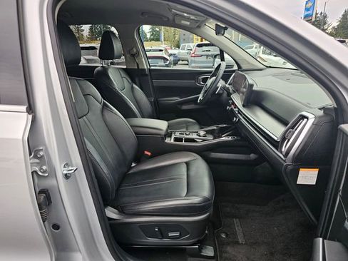 Certified 2025 Kia Sorento EX image 12