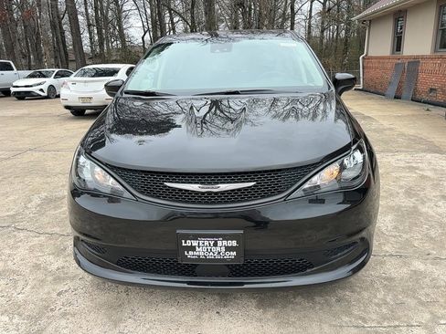 Used 2023 Chrysler Voyager LX image 2