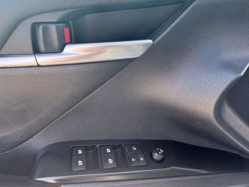 Used 2018 Toyota Camry SE FWD image 12