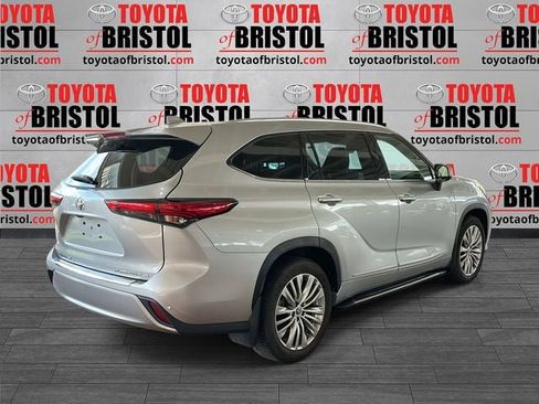 Used 2022 Toyota Highlander Platinum image 3