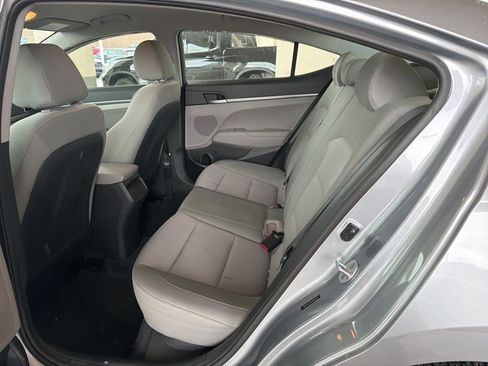 Used 2017 Hyundai Elantra SE image 18