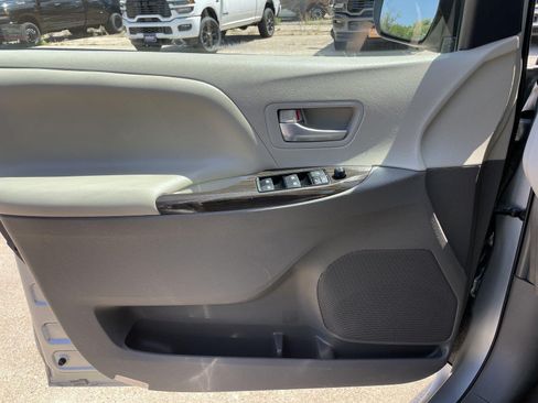 Used 2015 Toyota Sienna XLE Premium FWD image 40