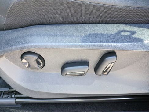 Certified 2023 Volkswagen Tiguan SE FWD image 21