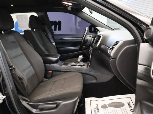 Used 2020 Jeep Grand Cherokee Laredo AWD/4WD image 17