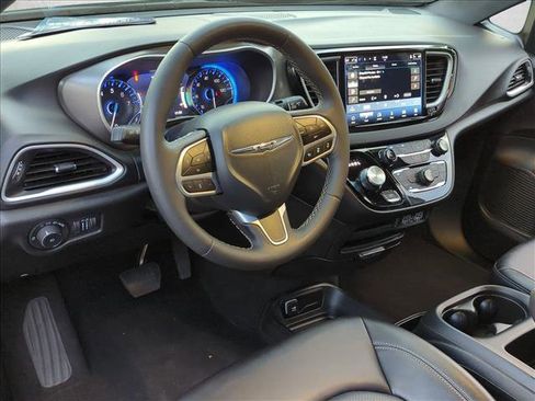 Used 2025 Chrysler Pacifica Select FWD image 10