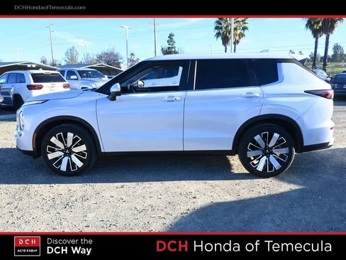 Used 2025 Mitsubishi Outlander SE image 4