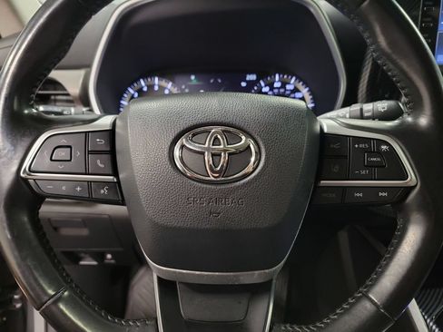 Used 2022 Toyota Highlander XLE AWD/4WD image 18