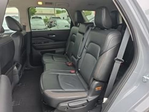 Used 2024 Nissan Pathfinder SL AWD/4WD image 9