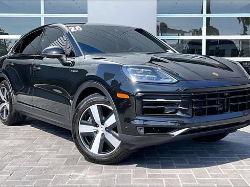 Used 2025 Porsche Cayenne E-Hybrid Coupe AWD/4WD image 3