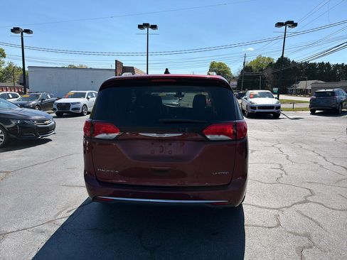 Used 2017 Chrysler Pacifica Limited w/ Tire & Wheel Group FWD image 4
