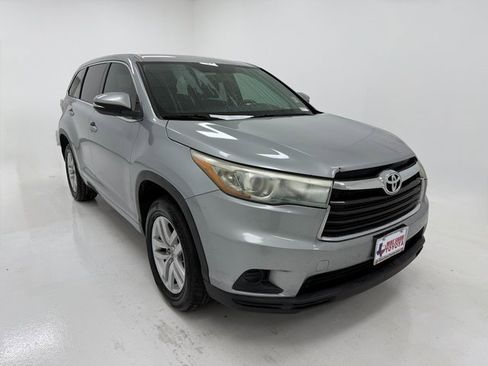 Used 2015 Toyota Highlander LE image 2