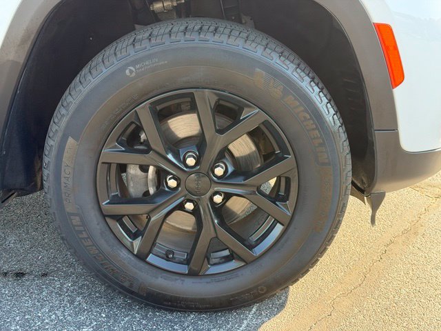 Used 2025 Jeep Grand Cherokee Altitude RWD image 16