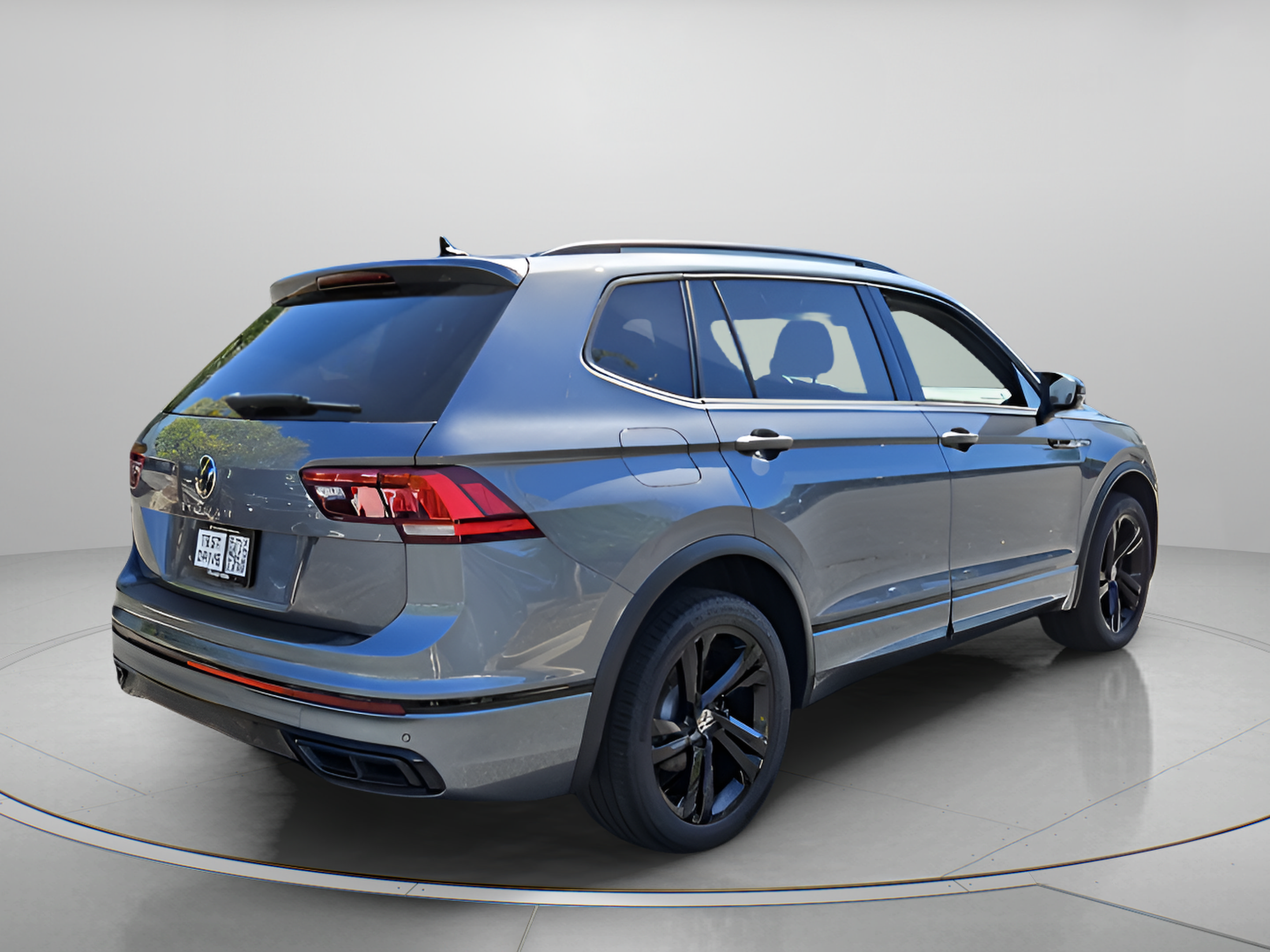Used 2023 Volkswagen Tiguan SE R-Line FWD image 5