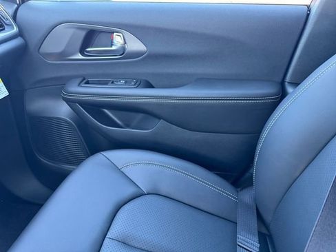 New 2026 Chrysler Pacifica Select AWD/4WD image 18