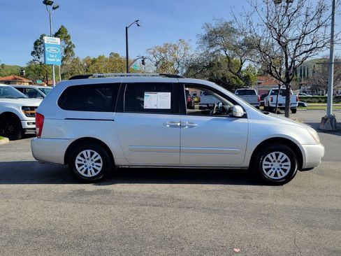 Used 2012 Kia Sedona LX image 8