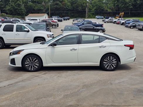 Used 2025 Nissan Altima 2.5 SV FWD image 12