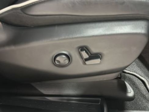 Used 2025 Chrysler Pacifica Limited FWD image 33
