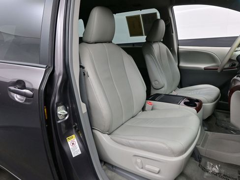 Used 2013 Toyota Sienna XLE image 14