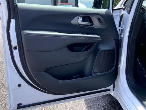Used 2025 Chrysler Pacifica Select FWD image 22