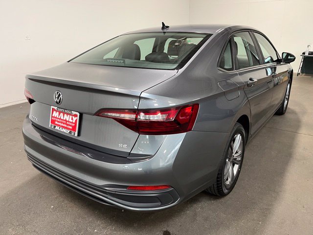 Used 2024 Volkswagen Jetta SE FWD image 3