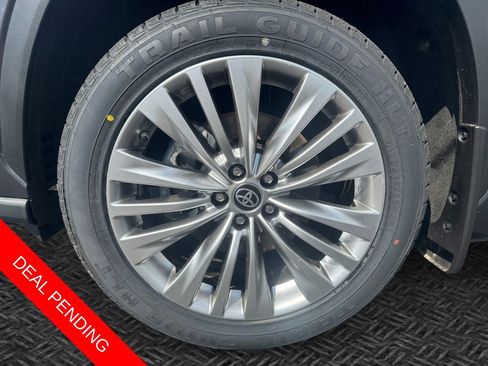 Used 2025 Toyota Highlander Platinum AWD/4WD image 11