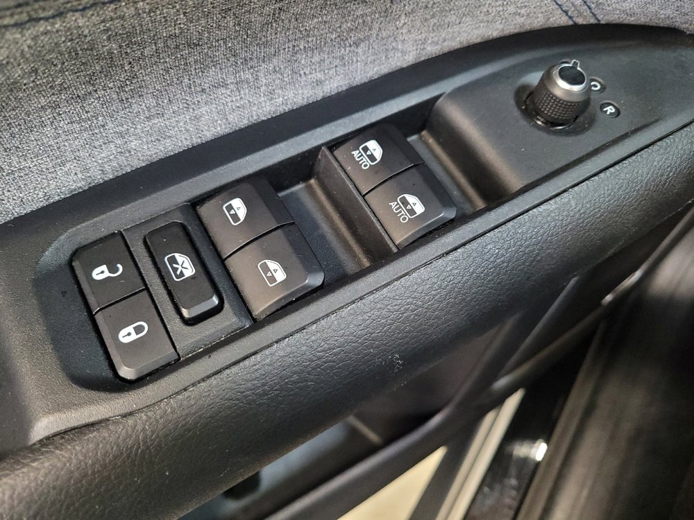 Used 2025 Jeep Compass Latitude w/ Sun & Sound Group AWD/4WD image 27