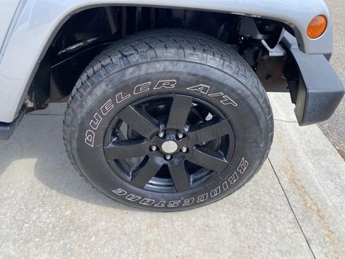 Used 2018 Jeep Wrangler Sahara w/ Connectivity Group AWD/4WD image 13