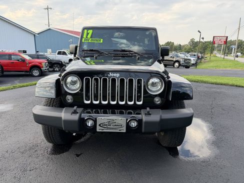 Used 2017 Jeep Wrangler Unlimited Sahara w/ Connectivity Group AWD/4WD image 9