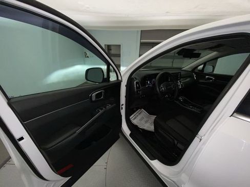Used 2023 Kia Sorento LX image 11