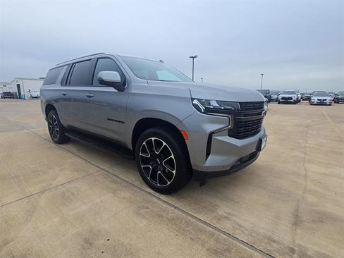 Used 2024 Chevrolet Suburban RST w/ Luxury Package RWD image 3