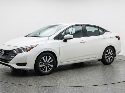 Used 2025 Nissan Versa SV image 3