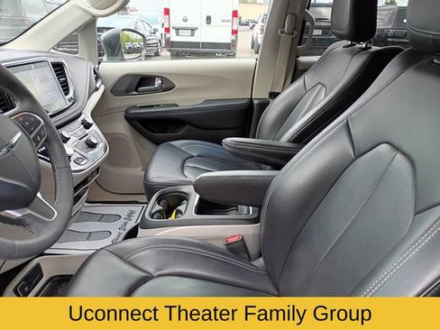 Used 2023 Chrysler Pacifica Touring-L w/ Uconnect Theater Family Group AWD/4WD image 14