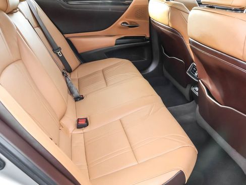 Used 2020 Lexus ES 300h w/ Luxury Package image 32