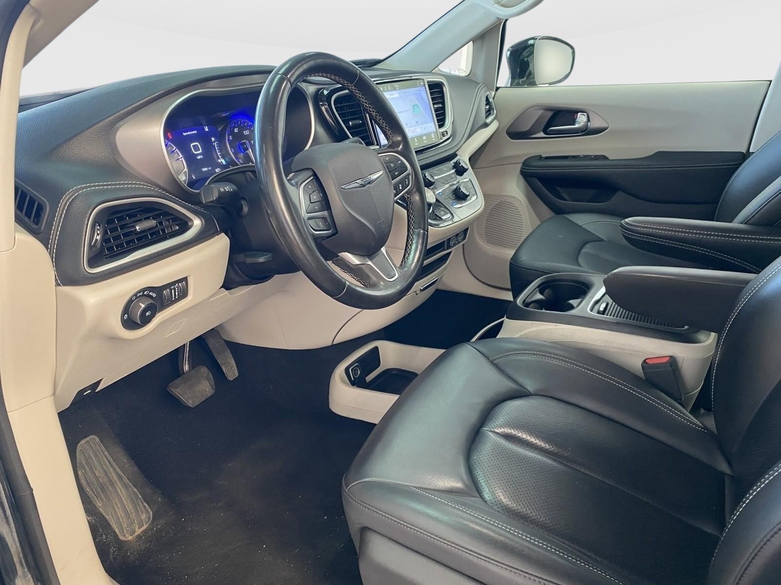 Used 2024 Chrysler Pacifica Touring-L FWD image 18