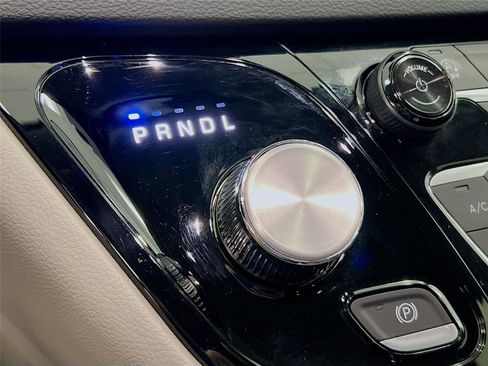 Used 2024 Chrysler Pacifica Touring-L image 18