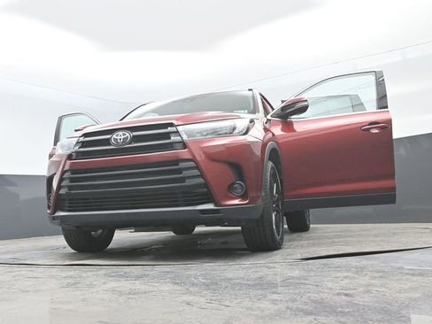 Used 2019 Toyota Highlander SE image 32