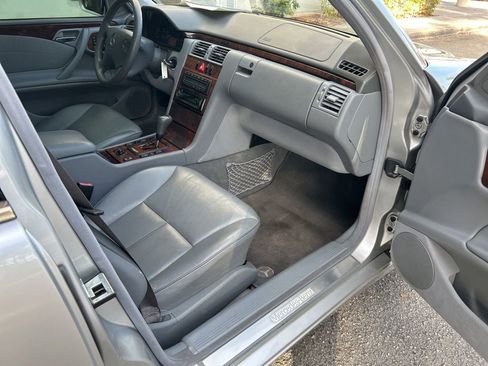 Used 2000 Mercedes-Benz E 320 Sedan image 21