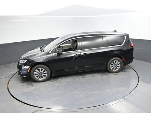Used 2024 Chrysler Pacifica Limited FWD image 46