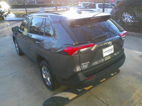 Used 2022 Toyota RAV4 XLE image 9