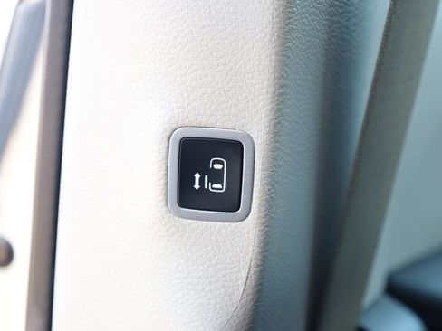 Used 2024 Chrysler Pacifica Select image 23