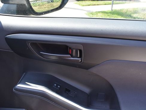 Used 2025 Toyota Highlander LE FWD image 20