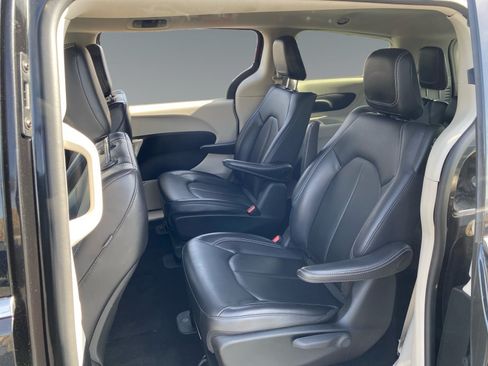 Used 2024 Chrysler Pacifica Limited FWD image 13