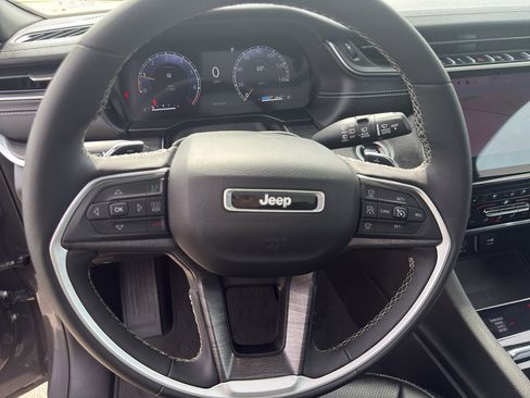 Used 2025 Jeep Grand Cherokee L Limited w/ Luxury Tech Group II AWD/4WD image 16